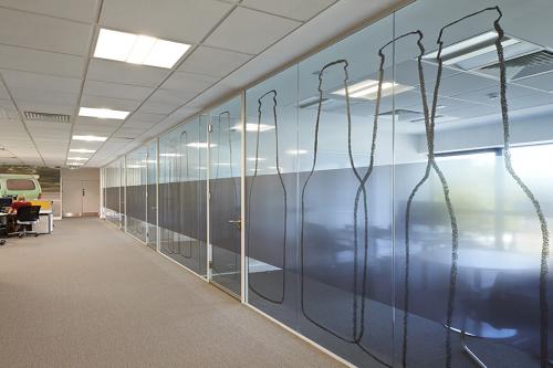 Frameless glass partition system with graphic manifestation